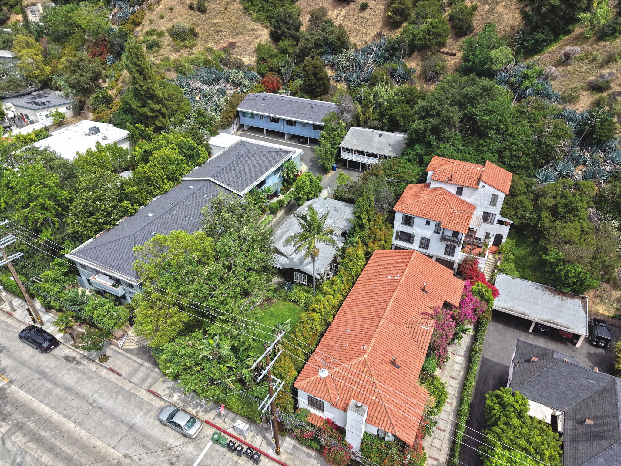 2592 N Beachwood Dr, Los Angeles, CA à vendre Photo de l’immeuble– Image 1 sur 34