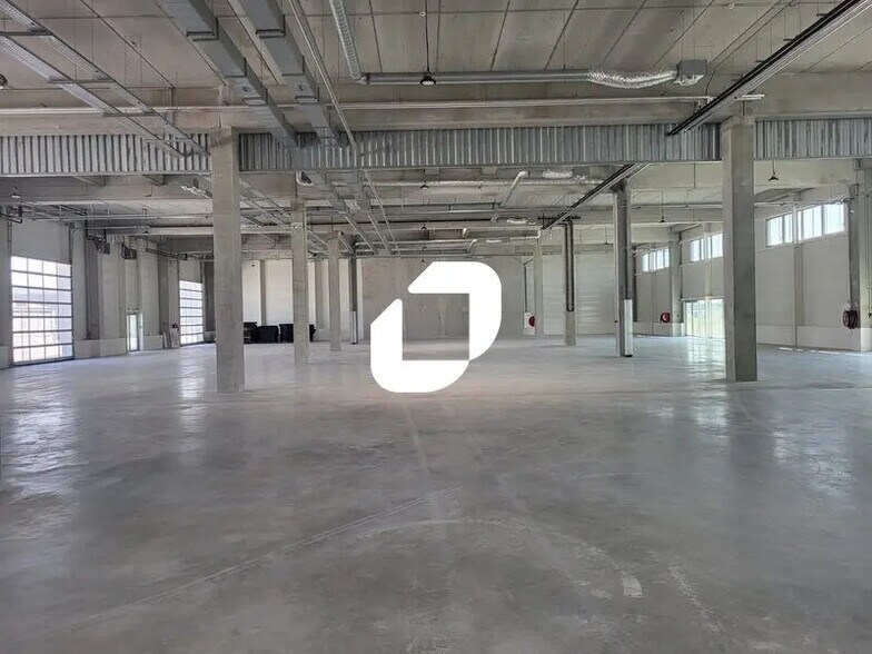 Local d’activités dans Vitry-sur-Seine à louer - Photo de l’immeuble – Image 1 sur 8