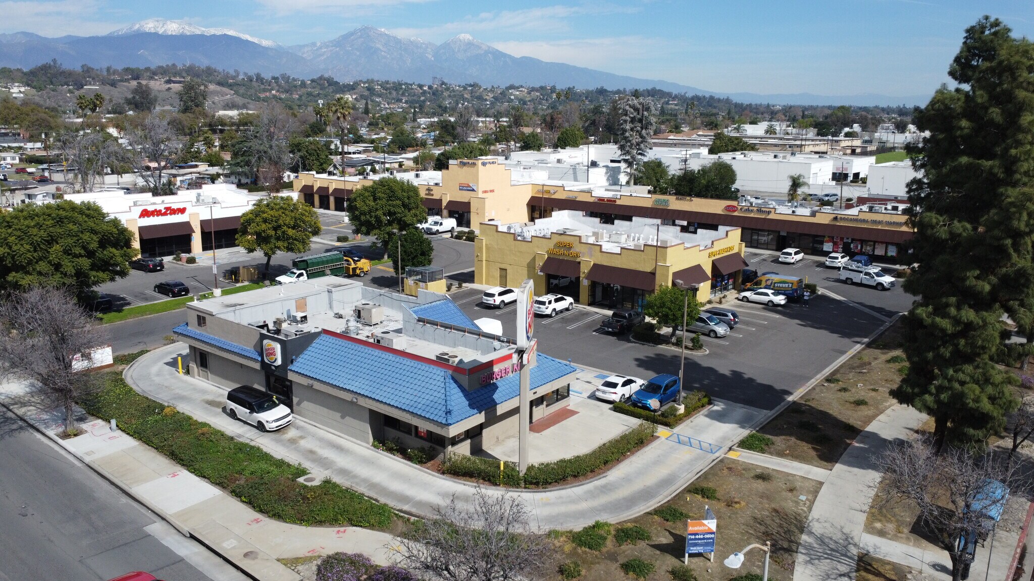 King’s Plaza – 656-728 Fairplex Drive CA portefeuille de 4 biens à vendre sur LoopNet.fr Photo principale– Image 1 sur 41