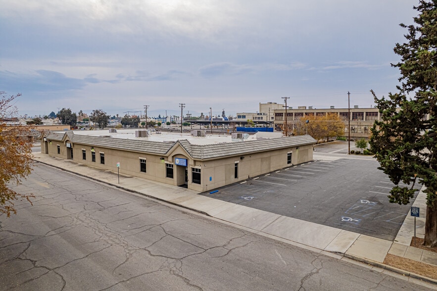 1801 16th St, Bakersfield, CA à vendre - Photo principale – Image 1 sur 11
