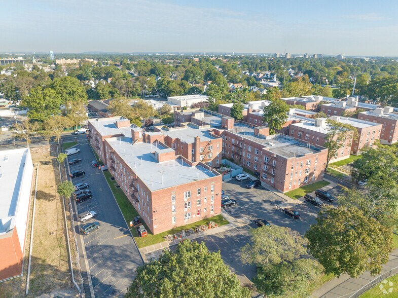 100 Jerusalem Ave, Hempstead, NY à vendre - Photo de l’immeuble – Image 3 sur 7