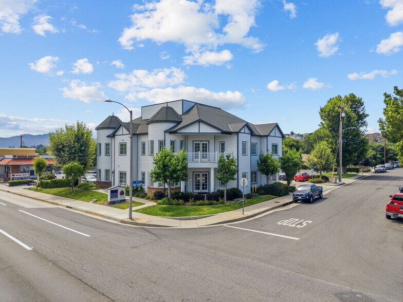 24018 Lyons Ave, Newhall, CA à vendre - Photo de l’immeuble – Image 2 sur 15