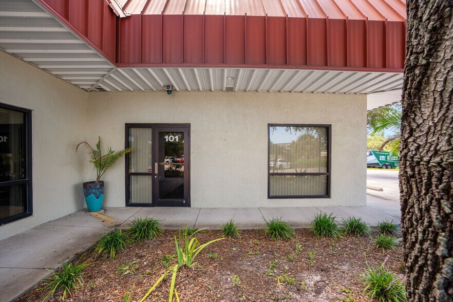 2555 Porter Lake Dr, Sarasota, FL à vendre - Photo de l’immeuble – Image 1 sur 16