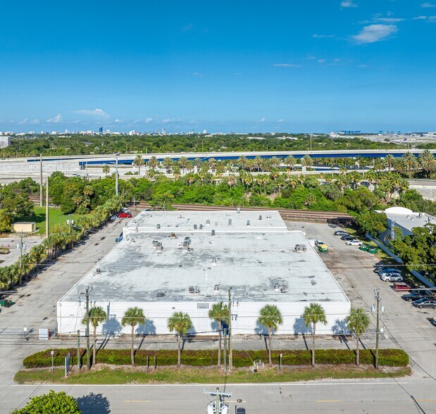 2968 Ravenswood Rd, Fort Lauderdale, FL à louer - Photo de l’immeuble – Image 2 sur 6