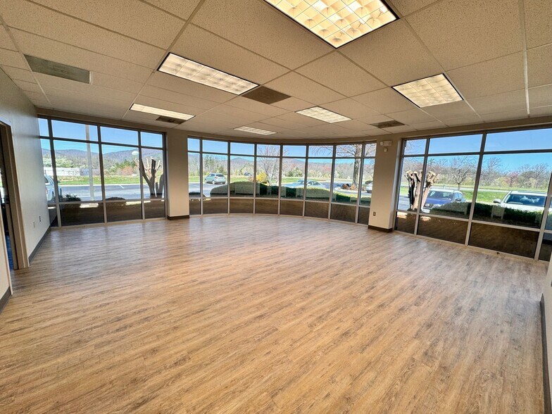 5310 Valley Park Dr, Roanoke, VA à louer - Photo de l’immeuble – Image 3 sur 7