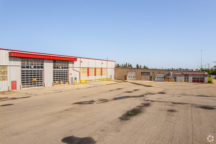 7720 17 St NW, Edmonton, AB à louer - Photo principale – Image 1 sur 4