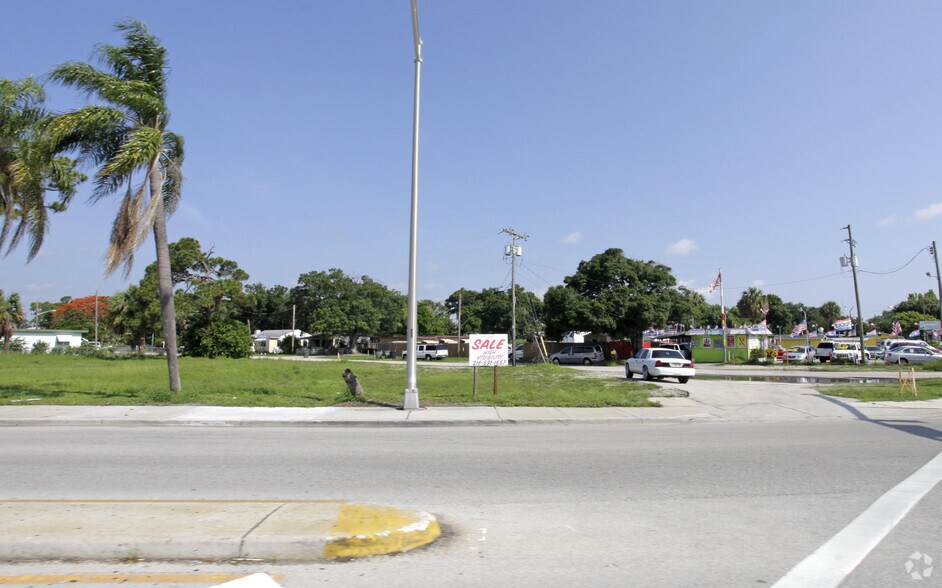 2108 Okeechobee Rd, Fort Pierce, FL à vendre - Photo de l’immeuble – Image 2 sur 4