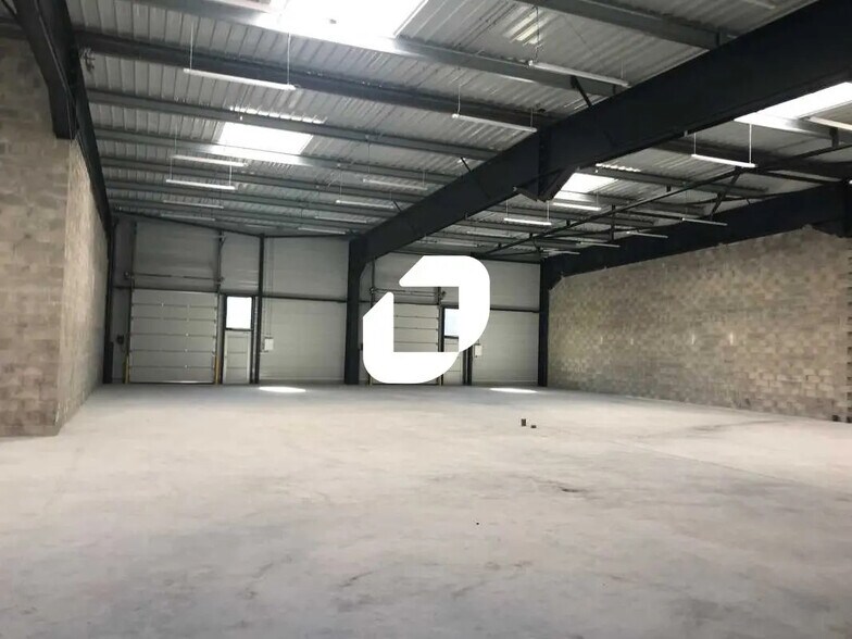 Local d’activités dans Saint-Fargeau-Ponthierry à louer - Photo intérieure – Image 2 sur 10