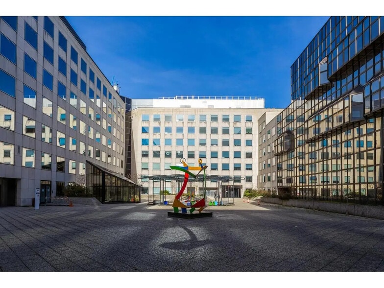 1 Rue George Stephenson, Montigny-le-Bretonneux à louer - Photo de l’immeuble – Image 3 sur 4