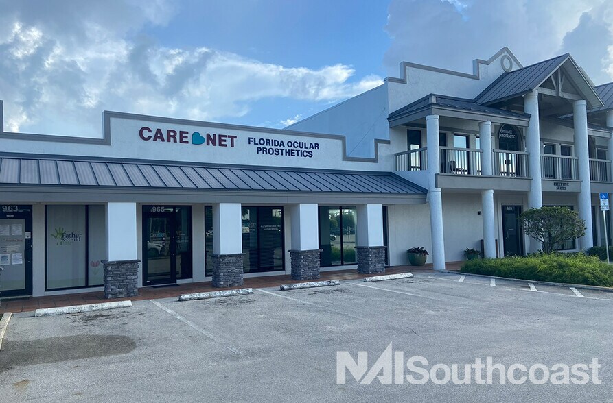 957-975 SE Federal Hwy, Stuart, FL à louer - Photo de l’immeuble – Image 3 sur 3