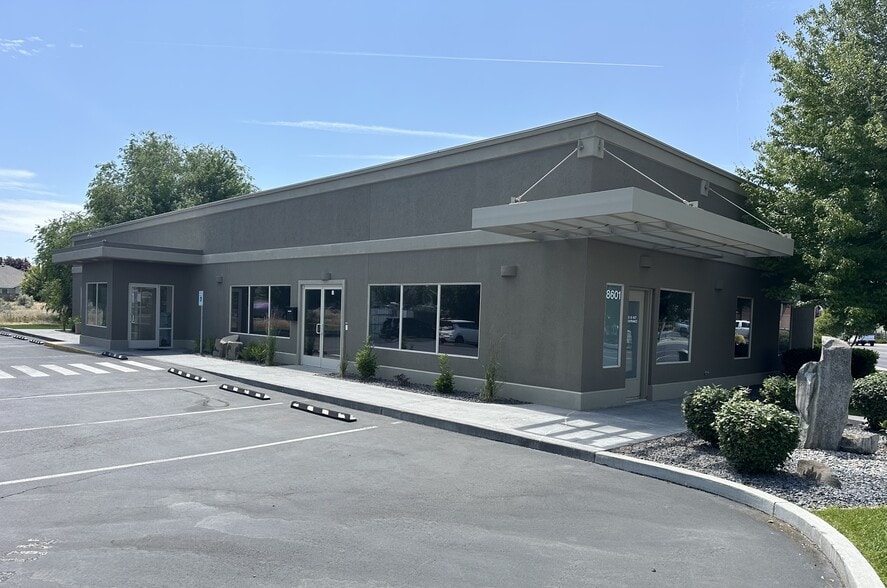 8601 W Clearwater Ave, Kennewick, WA à louer - Photo de l’immeuble – Image 2 sur 5