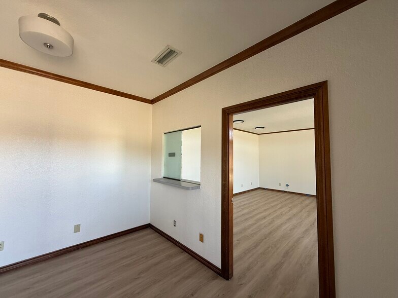 304 Harwood Rd, Bedford, TX à louer - Photo de l’immeuble – Image 3 sur 23