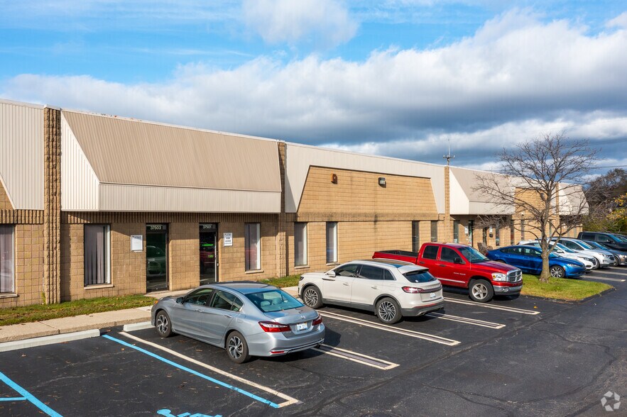 37473-37493 Schoolcraft Rd, Livonia, MI à louer - Photo de l’immeuble – Image 2 sur 5