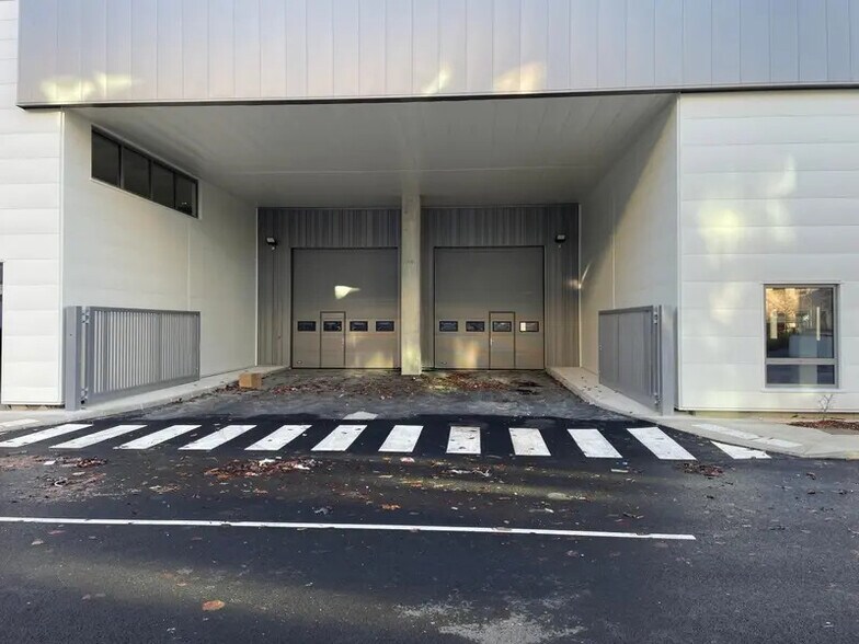 Local d’activités dans Nanterre à louer - Photo de l’immeuble – Image 3 sur 12