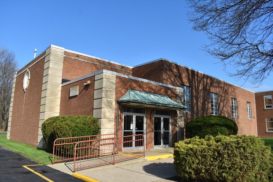 35781 Stevens Blvd, Eastlake, OH à vendre - Photo de l’immeuble – Image 2 sur 8