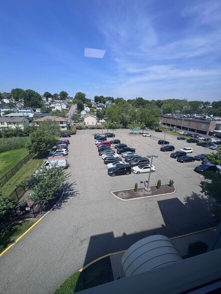 411 State Route 17, Hasbrouck Heights, NJ à louer - Photo de l’immeuble – Image 3 sur 11
