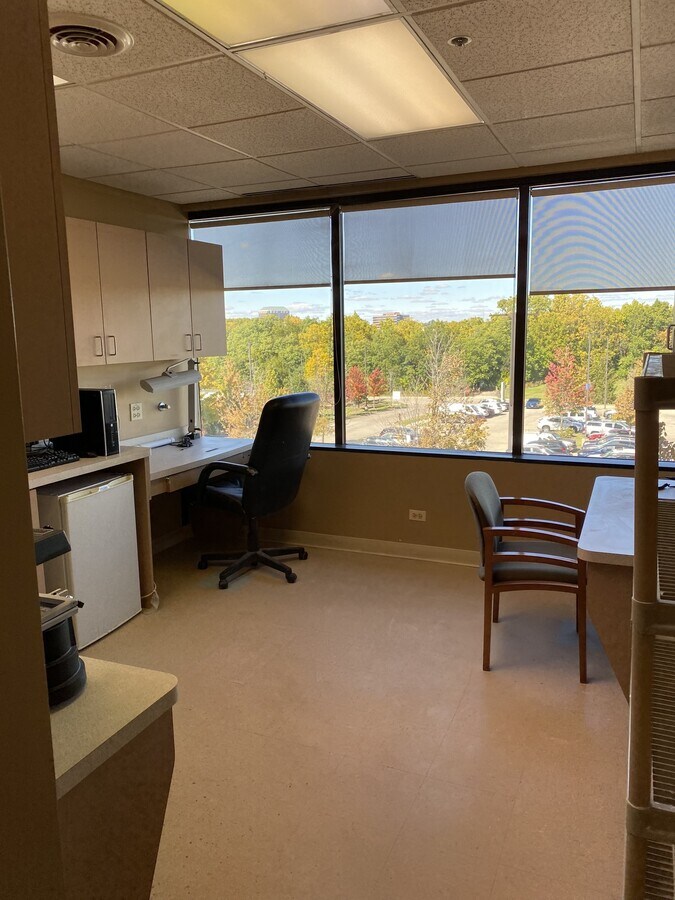 1585 N Barrington Rd, Hoffman Estates, IL 60169 - Lot 301+307 -  - Photo intérieure - Image 1 of 26