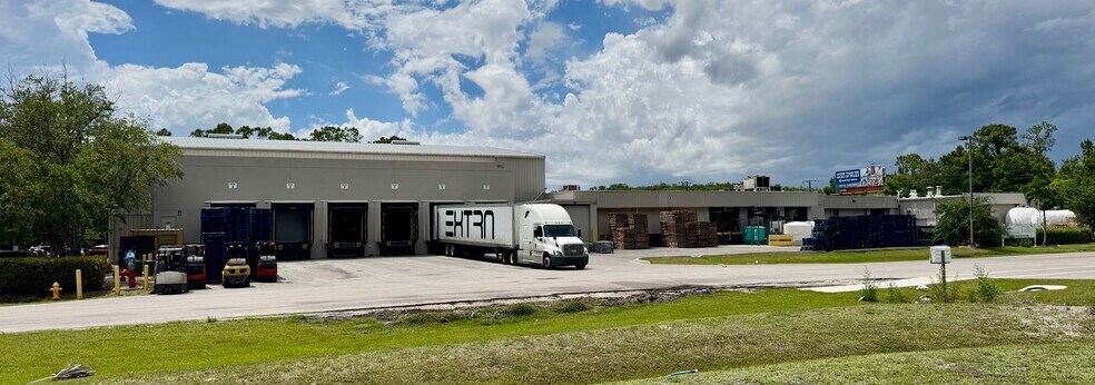9910 Bavaria Rd, Fort Myers, FL à louer - Photo de l’immeuble – Image 3 sur 8