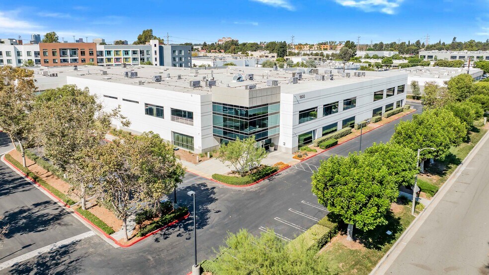 1900 E Carnegie Ave, Santa Ana, CA à louer - Photo de l’immeuble – Image 2 sur 9