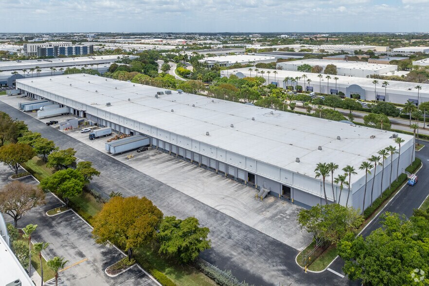 1665 NW 102nd Ave, Miami, FL à louer - Photo de l’immeuble – Image 3 sur 7