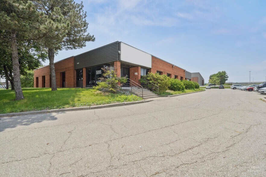 5895 Ambler Dr, Mississauga, ON à louer - Photo de l’immeuble – Image 1 sur 2