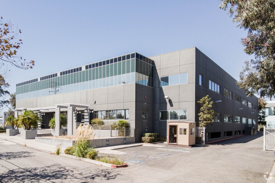 2335 Alaska Ave, El Segundo, CA à louer - Photo principale – Image 1 sur 4