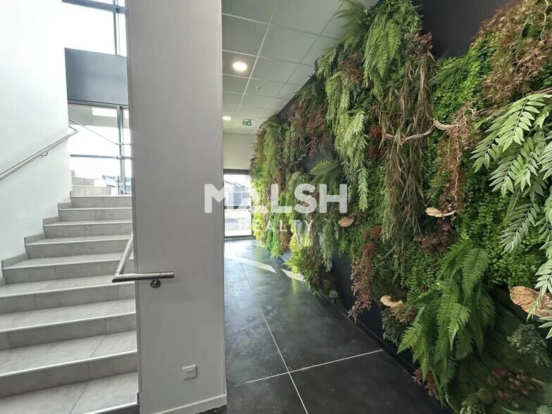 Bureau dans Décines-Charpieu à louer - Hall d’entrée – Image 3 sur 8