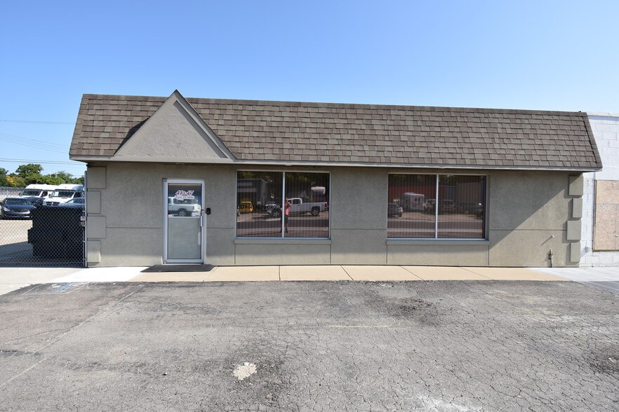 45-47 E 10 Mile Rd, Madison Heights, MI à vendre - Photo de l’immeuble – Image 2 sur 9