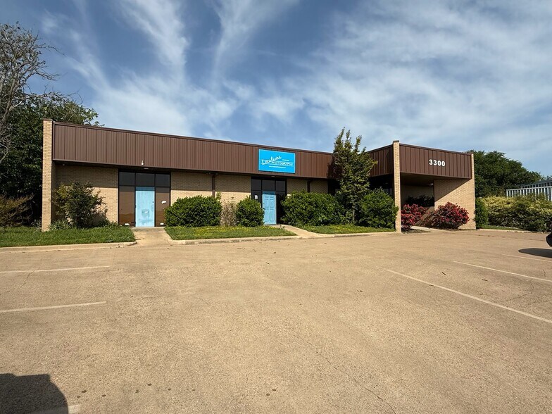 3300 Joyce Dr, Fort Worth, TX à louer - Photo de l’immeuble – Image 1 sur 6