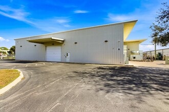 3577 Mercantile Ave, Naples, FL à louer Photo de l’immeuble– Image 2 sur 5