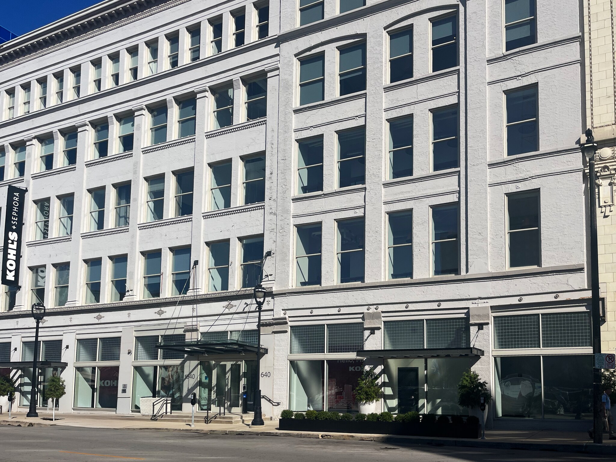 640 N Vel R Phillips Ave, Milwaukee, WI à louer Photo de l’immeuble– Image 1 sur 6