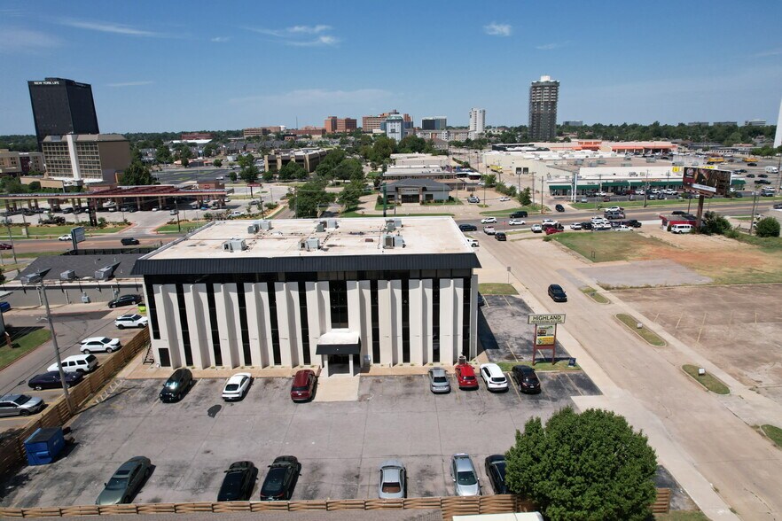 2828 NW 57th St, Oklahoma City, OK à louer - Photo de l’immeuble – Image 3 sur 4