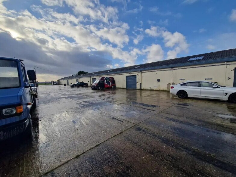 Industriel/Logistique dans Hérouville-en-Vexin à vendre - Photo de l’immeuble – Image 1 sur 9