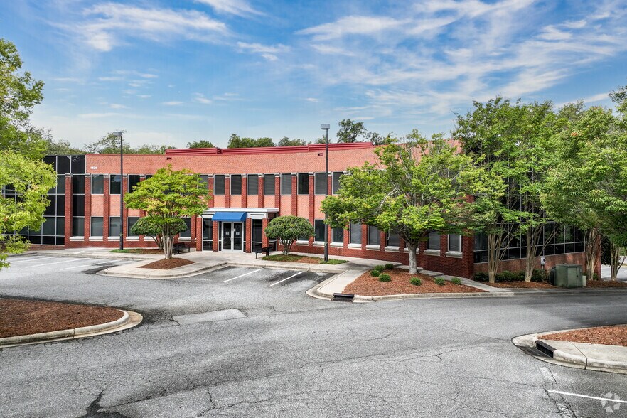 1829 Eastchester Dr, High Point, NC à louer - Photo de l’immeuble – Image 2 sur 28