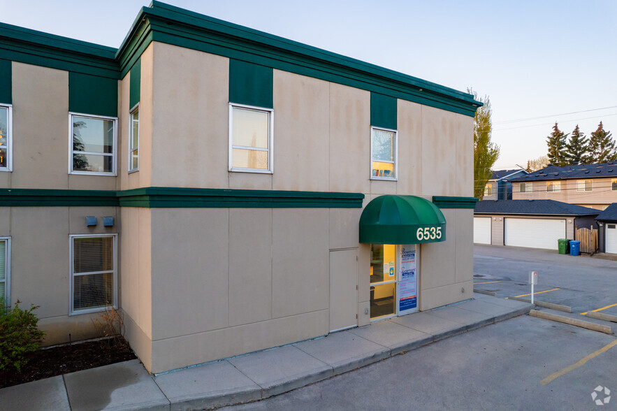 6535 Bowness Rd NW, Calgary, AB à vendre - Photo de l’immeuble – Image 2 sur 5