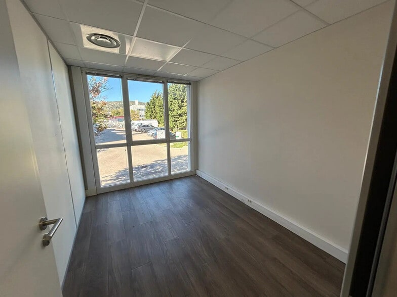 7 Avenue Andre Roussin, Marseille à louer - Photo de l’immeuble – Image 3 sur 8