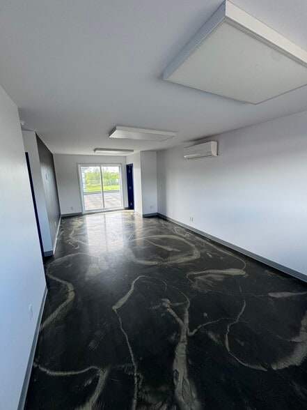 1720-1722 Boul Saint-Charles, Drummondville, QC à louer - Hall d’entrée – Image 3 sur 4