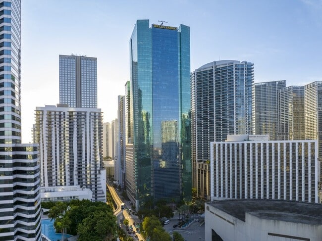 Plus de détails pour 333 SE 2nd Ave, Miami, FL - Bureau à louer