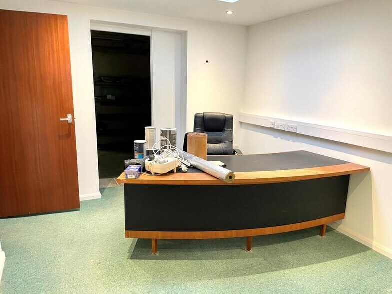 98 Thorpe Lea Rd, Egham à vendre - Photo de l’immeuble – Image 2 sur 6