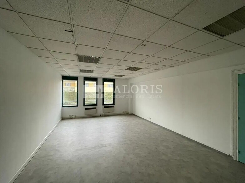 Bureau dans Saint-Genis-Laval à vendre - Photo de l’immeuble – Image 3 sur 7