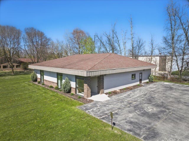 4638 Expo Dr, Manitowoc, WI à vendre Photo de l’immeuble– Image 1 sur 12