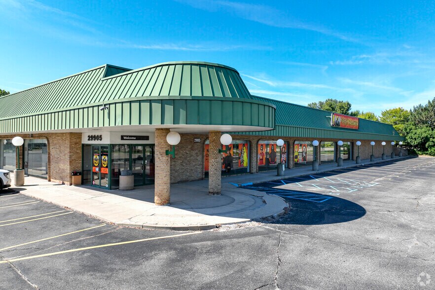 29905 7 Mile Rd, Livonia, MI à vendre - Photo principale – Image 2 sur 7