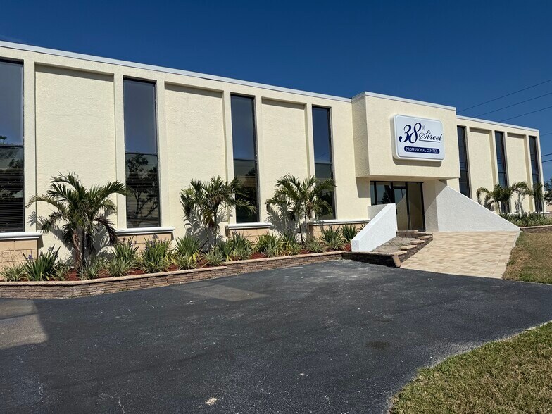 13246 38TH St N, Clearwater, FL à louer - Photo de l’immeuble – Image 2 sur 22