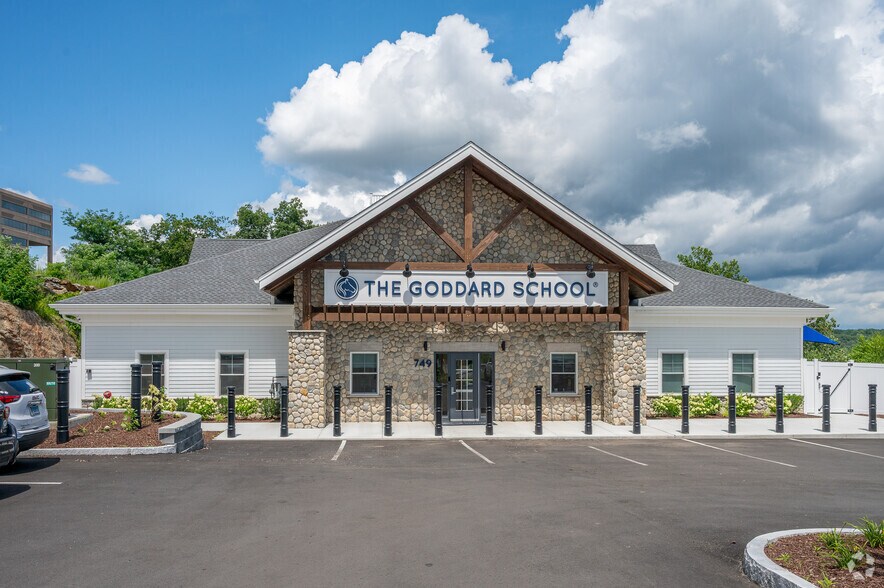 801 Bridgeport Ave, Shelton, CT à vendre - Photo de l’immeuble – Image 2 sur 3