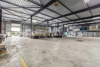 2 Avenue Des 3 Peuples, Montigny-le-Bretonneux à louer Photo de l’immeuble– Image 2 sur 5