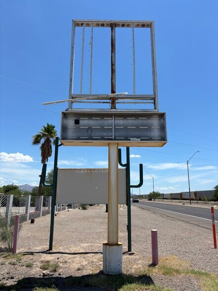 612 W Frontier St, Eloy, AZ à louer - Photo de l’immeuble – Image 2 sur 11