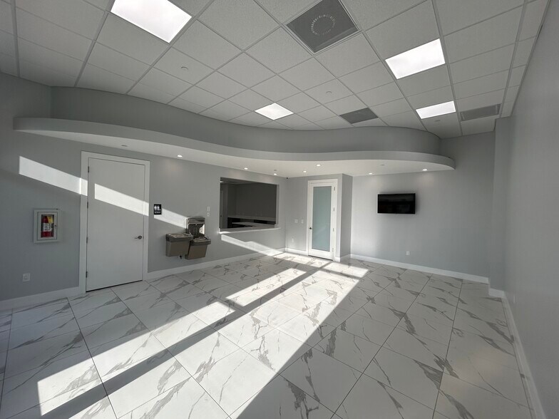 22904 Lyden Dr, Estero, FL à louer - Hall d’entrée – Image 3 sur 21