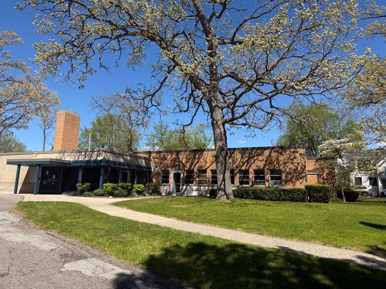 833 Lake Dr SE, Grand Rapids, MI à vendre - Photo de l’immeuble – Image 2 sur 25