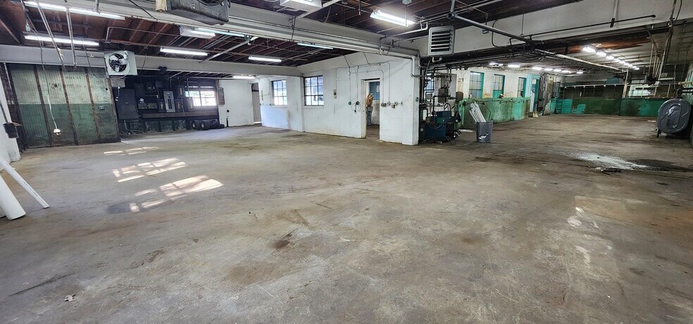 15 Nutmeg Valley Rd, Wolcott, CT à louer - Photo de l’immeuble – Image 2 sur 8