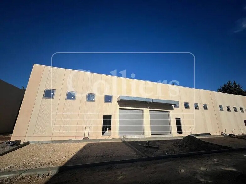 Local d'activités dans Les Pennes-Mirabeau à vendre - Photo de l’immeuble – Image 3 sur 12